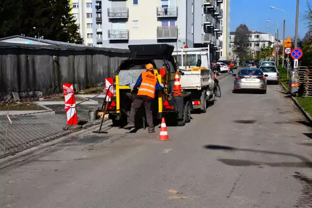 Przy ul. Kobyłeckiego w Piotrkowie będzie 10 nowych miejsc parkingowych