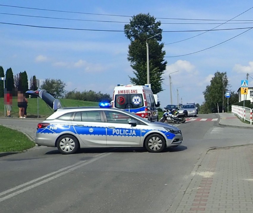 Wypadek w Krzyżowicach. Zderzenie motocyklisty z 10-latkiem na rowerze. Nieprzytomny chłopiec trafił do szpitala