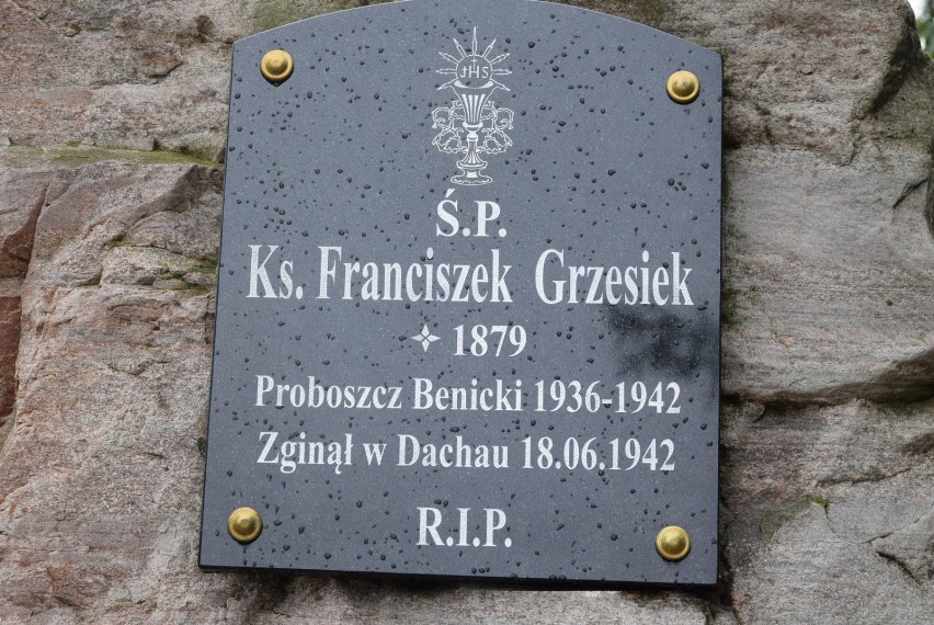 Poświęcenie tablicy ku czci ks. Franciszka Grześka, por. Feliksa Chyłki i kpt. Teodora Ciążyńskiego w Benicach [ZDJĘCIA + FILM]