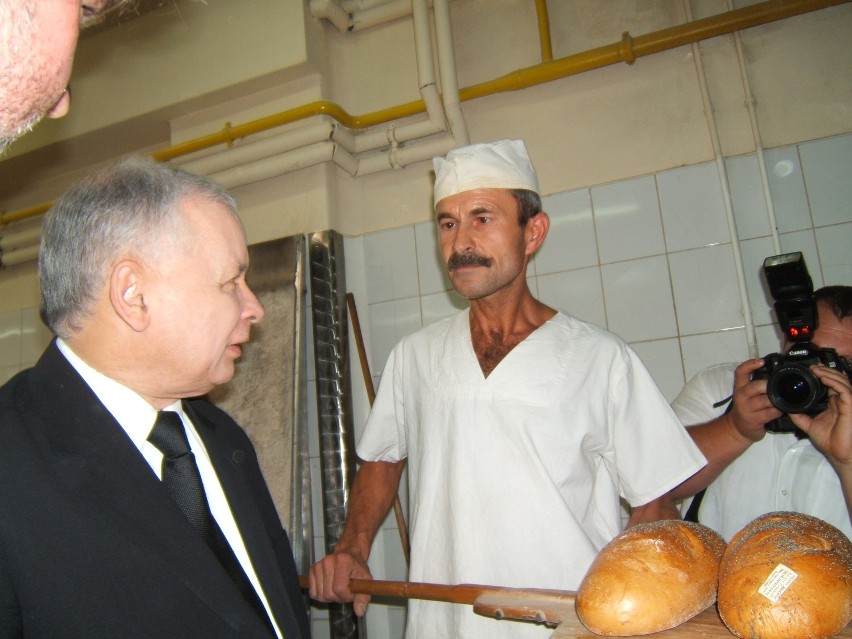 Prezes PiS Jarosław Kaczyński jadł chleb w piekarni w Tursku. W tym roku minie 10 lat od tej wizyty
