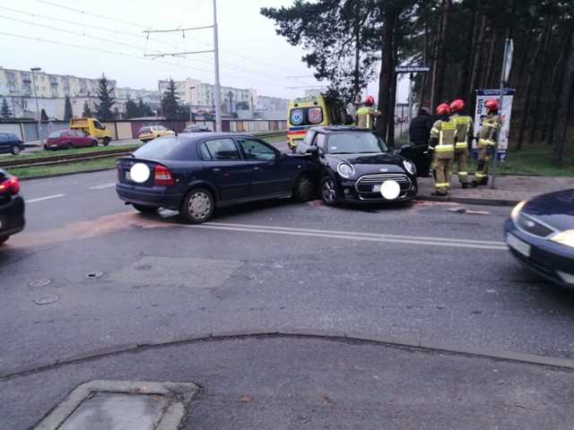 Służby zgłoszenie otrzymały około 8 rano w środę (27 listopada). Na skrzyżowaniu Szpitalnej i Dobrzańskiego na bydgoskich Glinkach zderzyły się opel astra i mini cooper. Jedna osoba została przewieziona do szpitala.