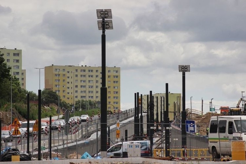 Dodatkowo, przestrzeń pomiędzy szynami a betonem jest...