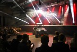 Studenci Politechniki Wrocławskiej zaprezentowali prototyp elektrycznego samochodu wyścigowego. W rajdzie poprowadzi go kobieta [ZDJĘCIA]