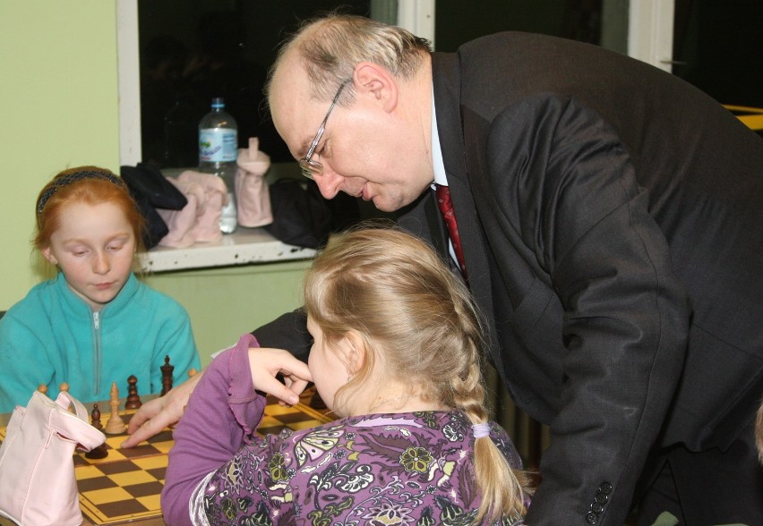 Rudolf Sobczyk uczy dzieci grać w szachy w Radzionkowie