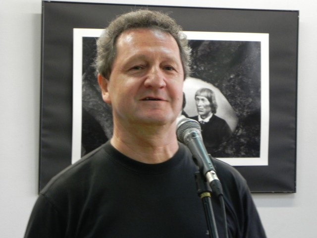 Zbigniew Podsiadło podczas wernisażu swojej wystawy w Galerii Fotografii w Ostrowcu Świętokrzyskim.