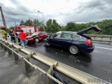 Zderzenie BMW z seatem na wiadukcie przy ulicy Kowalczyków w Opolu