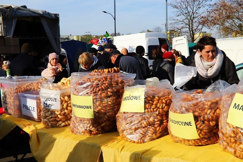 Cmentarny biznes to nie tylko kwiaty i znicze. Ale szaszłyki, balony i obwarzanki