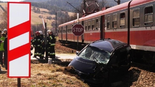 Wypadek Powroźnik: samochód wjechał pod pociąg, kierowca żyje [ZDJĘCIA]