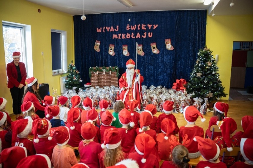 Wizyta św. Mikołaja z pomocnikami u przedszkolaków i dzieci...