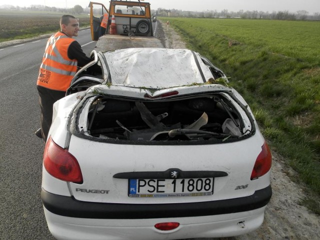 We wtorek rano (8.04.) na drodze 434 doszło do wypadku. Peugeot 206 jadący od strony Dolska zjechał na lewy pas, po czym dachował w polu. Do zdarzenia doszło w pobliżu stacji Orlen. Na miejscu wypadku pracowała straż pożarna oraz policja.

WIĘCEJ: Śrem. Dachowanie na drodze 434 - wypadek na obwodnicy [ZDJĘCIA] 