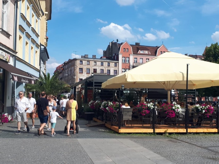 Rynek w Ostrowie Wielkopolskim podczas weekendu.