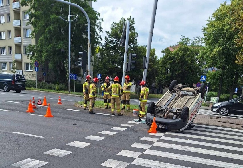 Dachowanie na skrzyżowaniu ulic Kilińskiego i Jana Pawła II w Częstochowie. Czarna seria na Tysiącleciu trwa