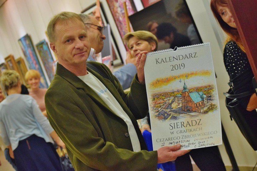 Promocja kalendarza na 2019 rok w Sieradzu. Wydawnictwo ozdobiły grafiki Cezarego Zbrojewskiego (zdjęcia)