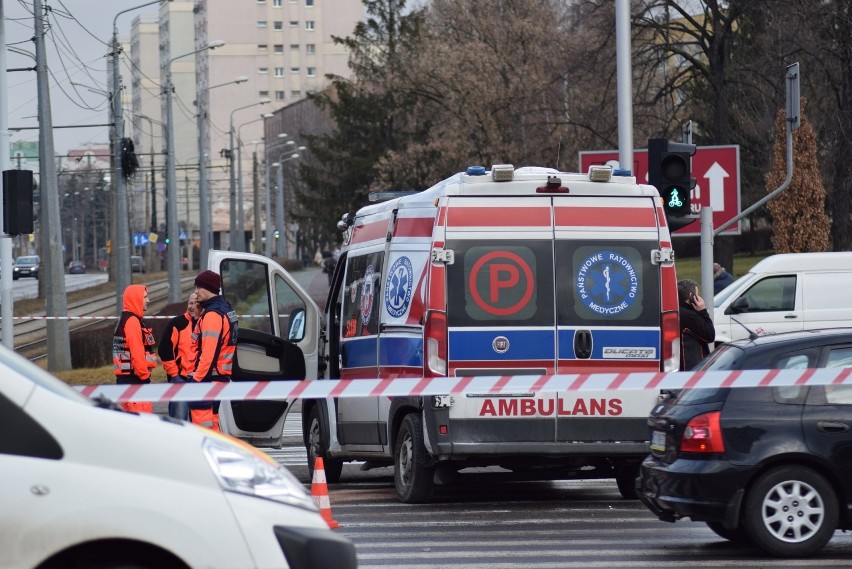 Karetka zderzyła się z samochodem osobowym w centrum Częstochowy [ZDJĘCIA] Nikt nie ucierpiał, ale utrudnienia w ruchu są poważne