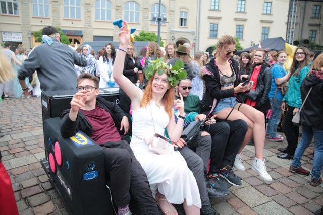 Juwenalia to jeden z symboli - tych przyjemnych - studenckiego życia. Studenckie dramaty można zobaczyć na slajdach.Przesuwaj zdjęcia w prawo - naciśnij strzałkę lub przycisk NASTĘPNE