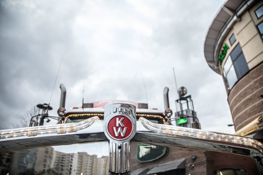 Świąteczna ciężarówka Coca-Coli odwiedziła Warszawę. Gigantyczna kolejka po darmowe gadżety [ZDJĘCIA]