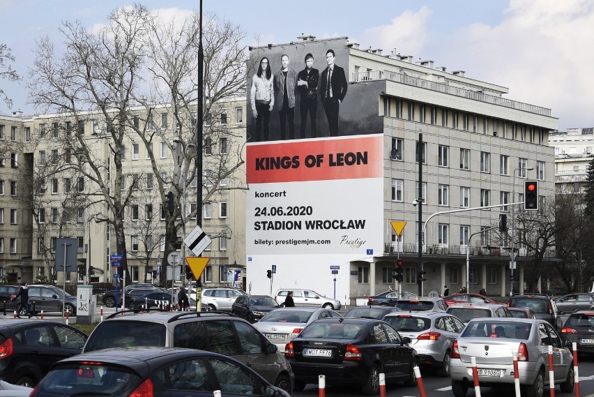 Kings of Leon na ścianie warszawskiej kamienicy! Zespół już w czerwcu przyjedzie do Polski!