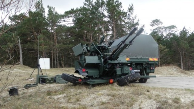 Sprawdzian przeciwlotniczego systemu rakietowo-artyleryjskiego polskiej produkcji na poligonie w Ustce. Przed strzelaniami obowiązkowe testy na koronawirusa. Wkrótce pierwsze dostawy dostawą dla wojska.