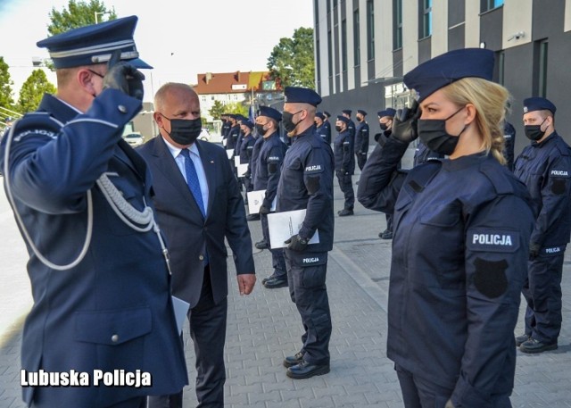 Uroczystość odbyła się w obecności wojewody lubuskiego Władysława Dajczaka, komendanta wojewódzkiego policji w Gorzowie Wlkp. insp. Jarosława Pasterskiego, kapelana lubuskiej policji księdza kanonika Jerzego Piaseckiego, kadry kierowniczej garnizonu lubuskiego oraz rodzin nowo przyjętych policjantów.