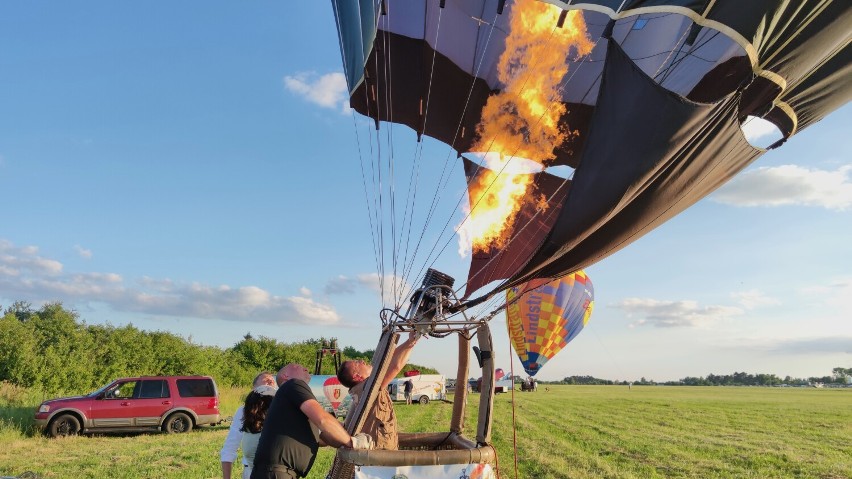 III Balonowy Fly Fest Piotrków 2022. Kolorowe balony wystartowały na lotnisku i przeleciały nad miastem. ZDJĘCIA