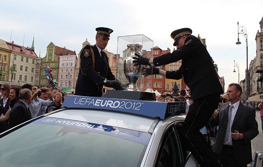 4 maja przed godz. 18 puchar UEFA Euro 2012 dotarł na...