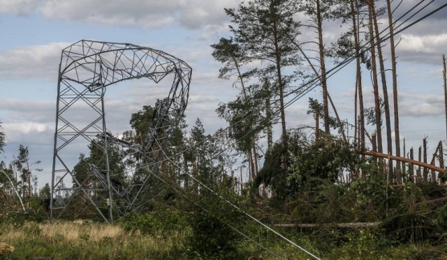 Monterzy pracują cały czas. Udało się już przywrócić prąd w ponad 145 tysiącach domów.