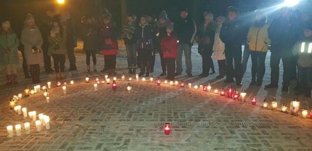 Poraj: "Światełko do nieba". Mieszkańcy oddali hołd zamordowanemu prezydentowi Gdańska i okazali wsparcie dla WOŚP