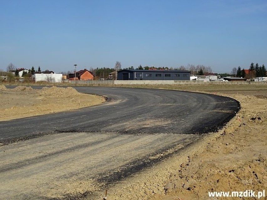 Budują nową drogę wokół lotniska w Radomiu. Kierowcy pojadą nią jesienią tego roku