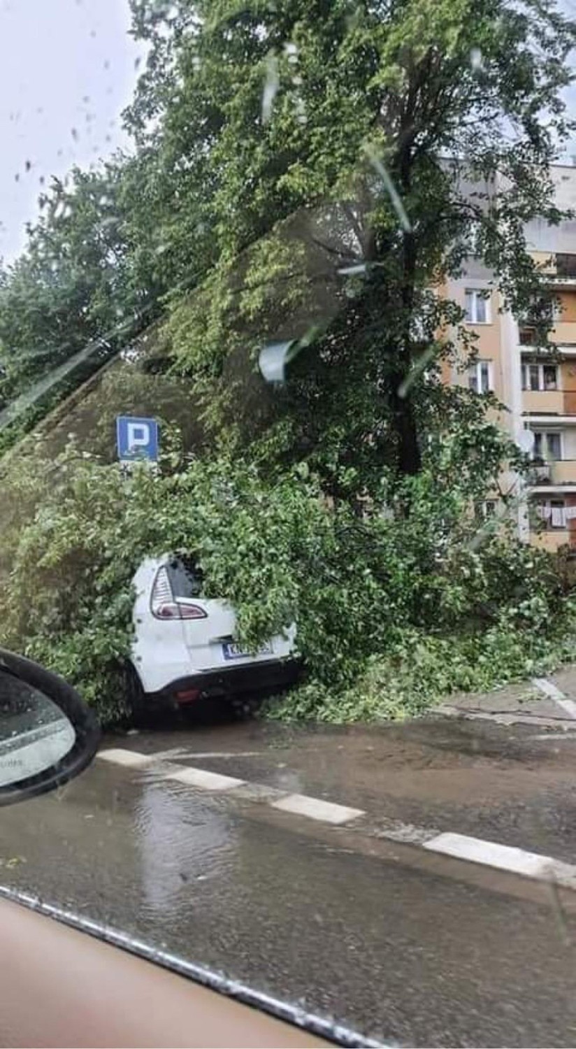 Trąba powietrzna dokonała gigantycznych zniszczeń w Librantowej i Koniuszowej. Zerwała dachy z kilkunastu budynków