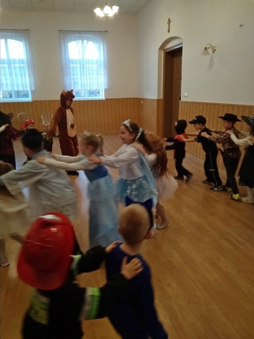 Balik karnawałowy dla dzieci z przedszkola w Chrośnicy