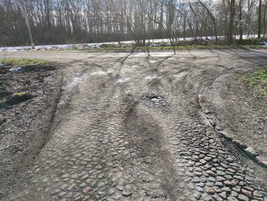 Góra. Gmina ogłosiła przetarg na przebudowę drogi w Bronowie. Inwestycja dofinansowana będzie z budżetu województwa dolnośląskiego [ZDJĘCIA]