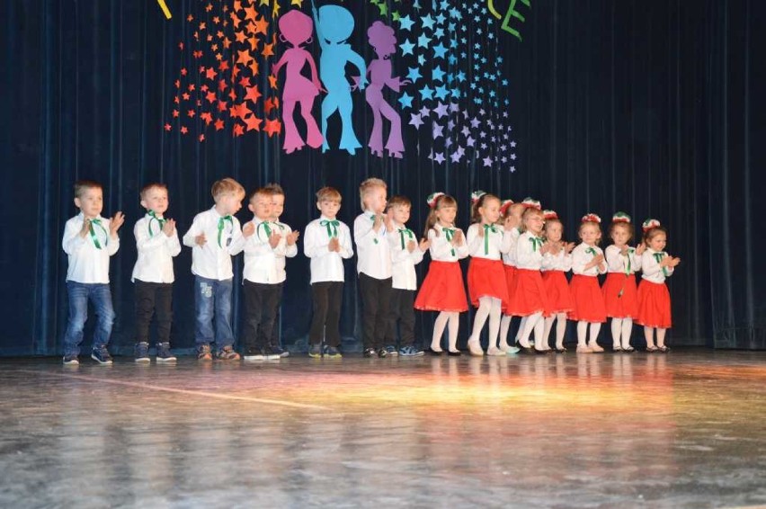 Tańczące Brzdące na scenie w Starachowicach