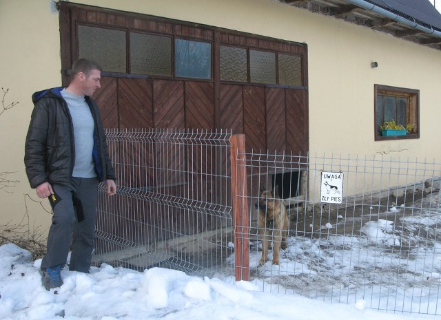 Andrzej S. teraz swojego psa trzyma w specjalnym kojcu