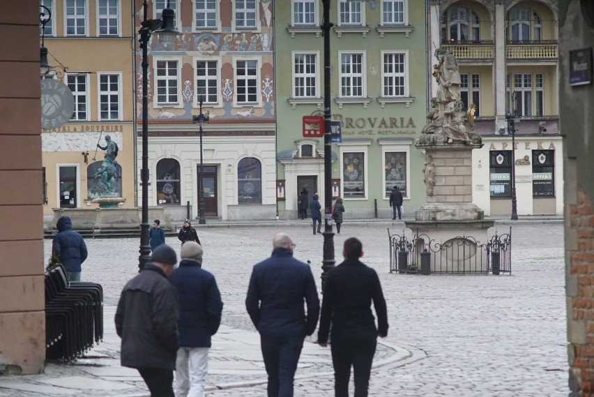 Tak w niedzielne południe wyglądał Stary Rynek i jego...