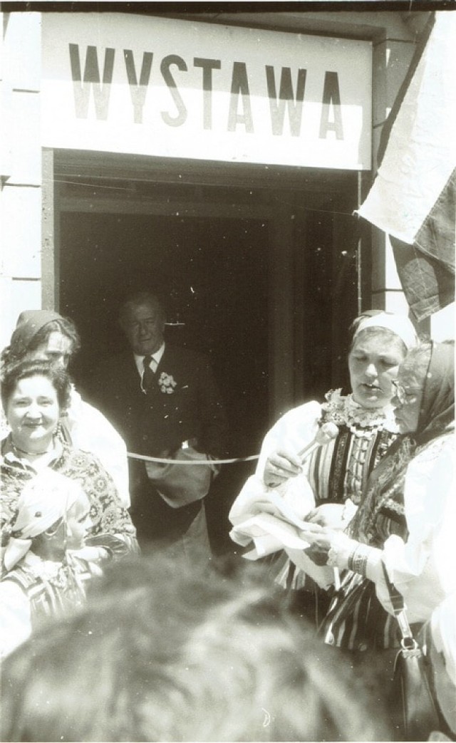 Zdjęcie z uroczystego przecięcia wstęgi - otwarcia Muzeum Regionalnego w Opocznie czterdzieści cztery lata temu, w 1976 roku