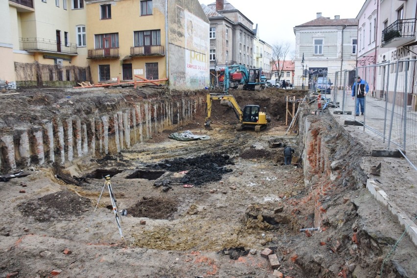 Archeolodzy z Muzeum Podkarpackiego natrafili na studnie z początków istnienia Krosna. Odkryli w nich dziesiątki przedmiotów [ZDJĘCIA] 