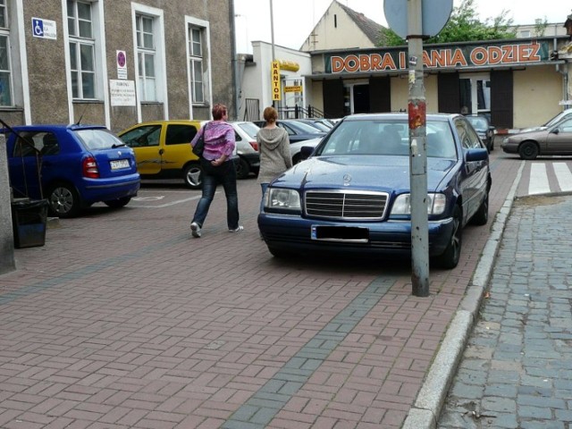 Uciążliwe auto stoi na chodniku, tuż przed miejscami do parkowania dla
kolejarzy.