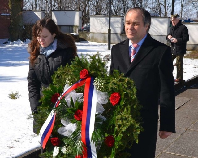 W ub. roku kwiaty pod pomnikiem na Cmentarzu Wojennym Żołnierzy Radzieckich w Malborku złożył Siergiej Siemionow, konsul Rosji w Gdańsku