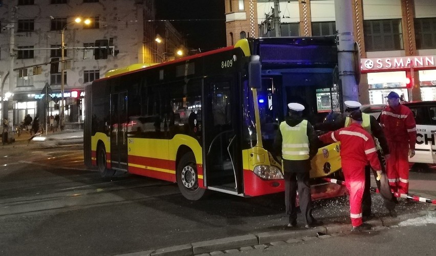 Wrocław. Autobus wjechał w słup w centrum miasta