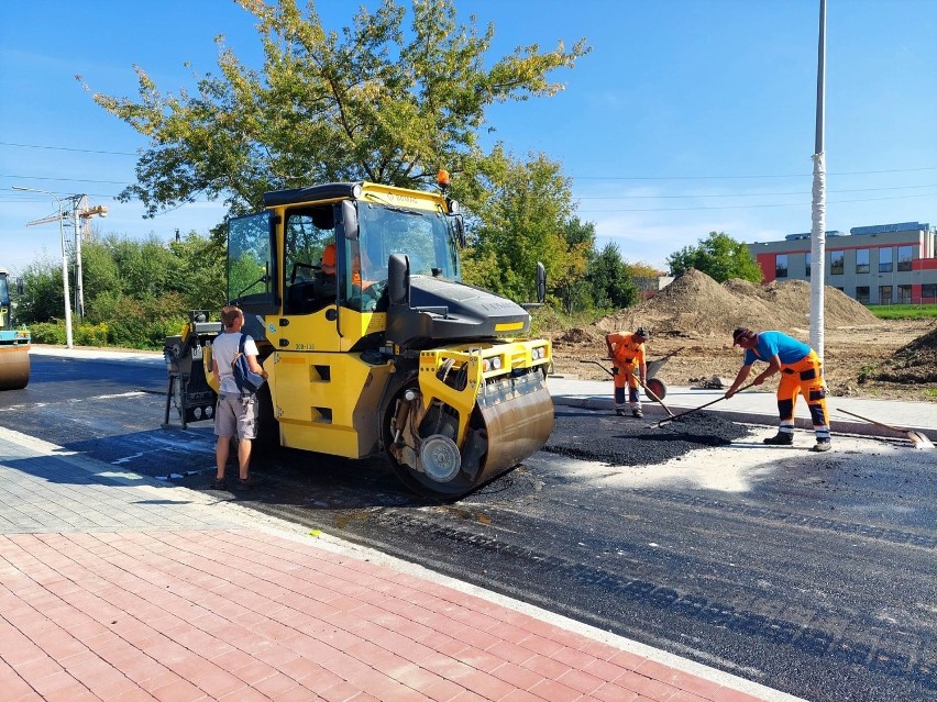 Nowy Sącz. Remont ul. 29 Listopada podzielony. Część ulicy prawie gotowa, druga doczekała się „jeziorka” [ZDJECIA]