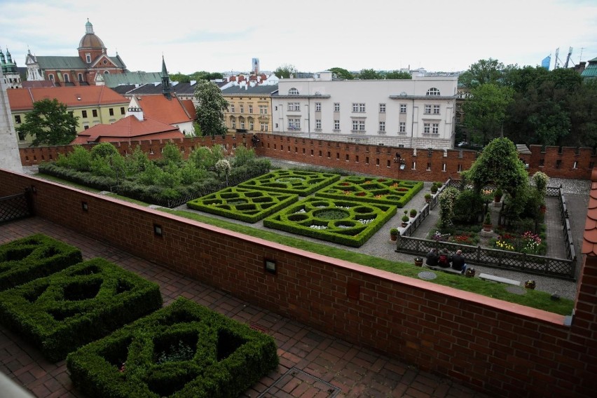 Wawel
Ogrody usytuowane są pomiędzy elewacją wschodnią zamku...