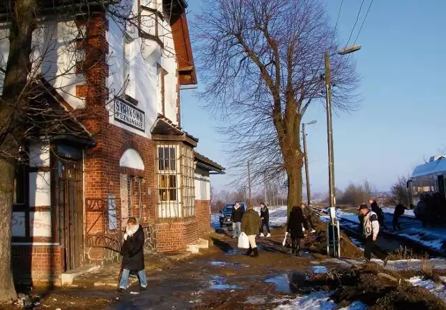 Mieszkańcy Strykowa nie mogli korzystać z dworca i są zdegustowani bałaganem na kolei