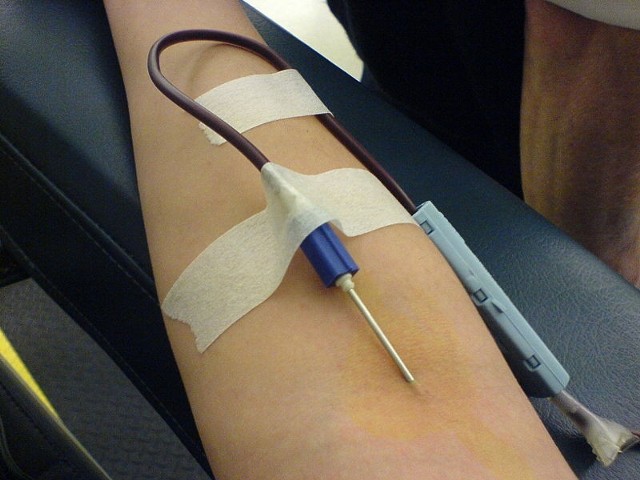 Zródło: http://commons.wikimedia.org/wiki/File:Blood_Donation_12-07-06_1.JPG?uselang=pl