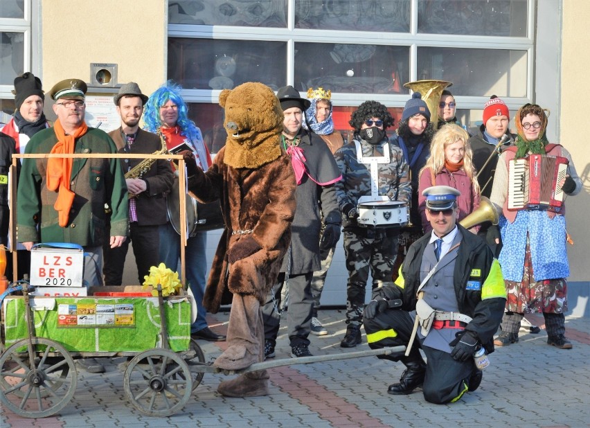 Wodzenie niedźwiedzia w Opolu-Grudzicach. W sobotnich berach wzięło udział około 40 osób [ZDJĘCIA] 