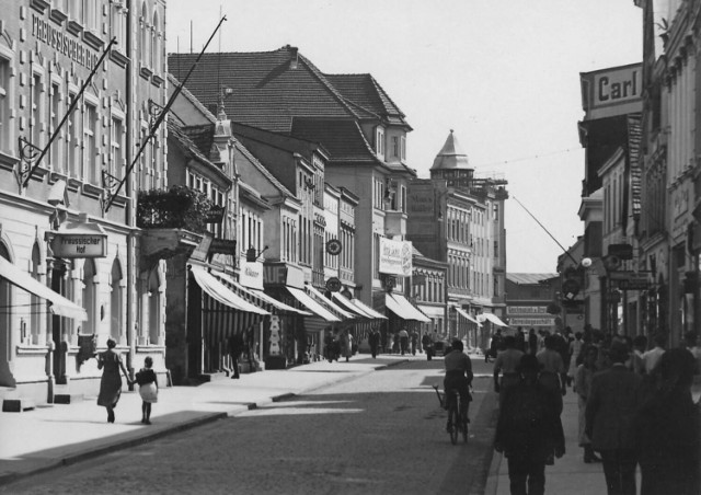 Lata 40., dawna ulica Pruska w Szczecinku, czyli dzisiejszy deptak Bartoszewskiego, ciepłe letnie popołudnie (z lewej dawny SzOK)