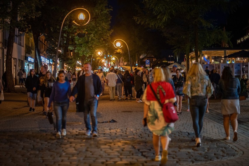 Zakopane. Krupówki nie zasypiają. Nawet nocą są wypełnione po brzegi. Mamy szczyt sezonu turystycznego