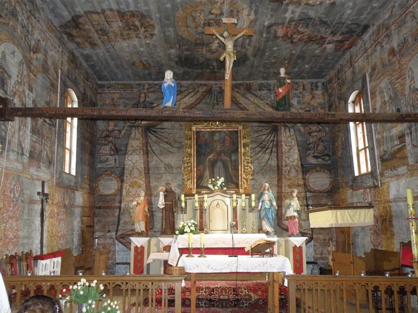 Późnorenesansowe i barokowe polichromie wypełniają całą powierzchnię kościółka.