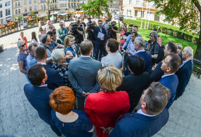 Ewa Kopacz, byłą premier odwiedziła dziś Bydgoszcz w ramach akcji "Obywatelskie Kujawsko-Pomorskie". Po spotkaniu z mieszkańcami Bydgoszczy była premier wspólnie z Teresą Piotrowską pojechała do Tucholi. 


INFO Z POLSKI 18.05.2017 - przegląd najciekawszych informacji ostatnich dni w kraju

