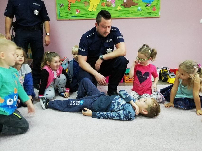 Policjanci uczyli maluchy jak ratować życie