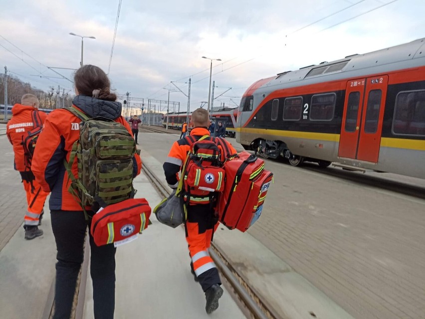 Ratownicy WOPR Zduńska Wola jadą pociągiem ŁKA po uchodźców na granicę 